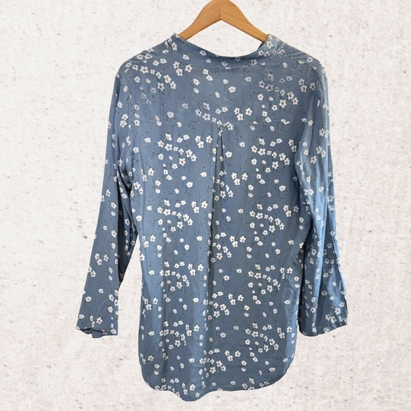 Blue and White Relaxed Blouse with Mandarin Collar - Picture 2 of 4